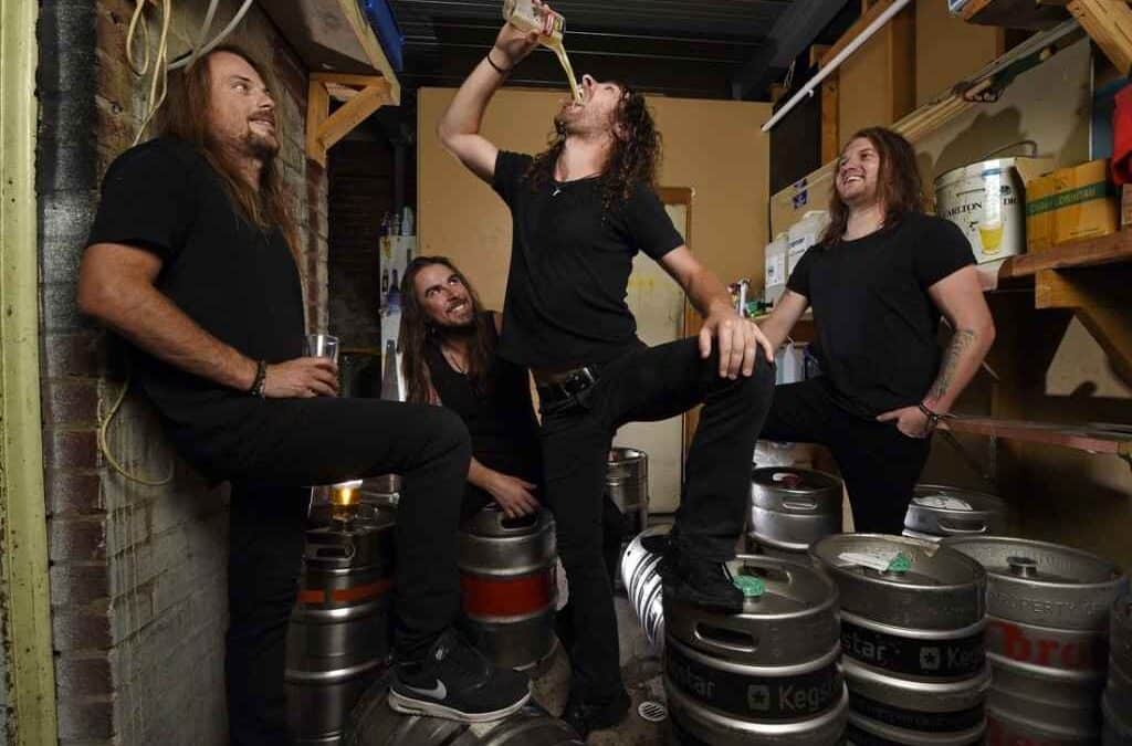 AIRBOURNE, DESECRATOR – Ausztrál hangfalágyúk bevetésen!