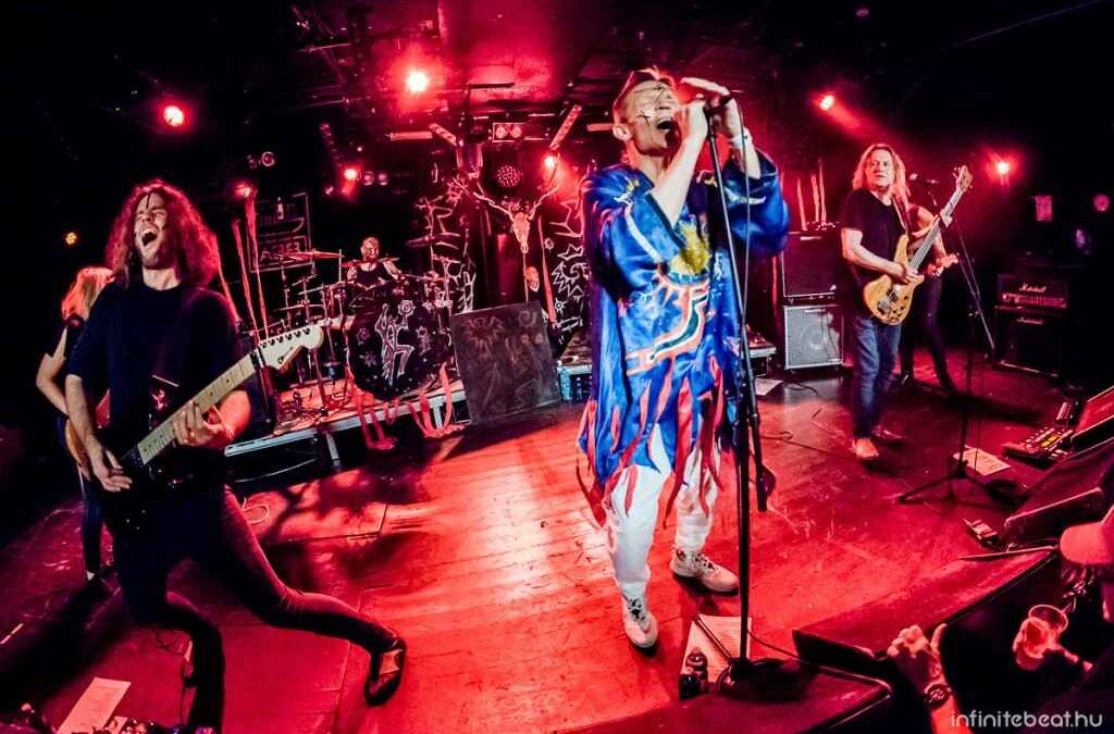 A semmi kapuin dörömböltünk – Vágtázó Halottkémek, Slogan koncertbeszámoló