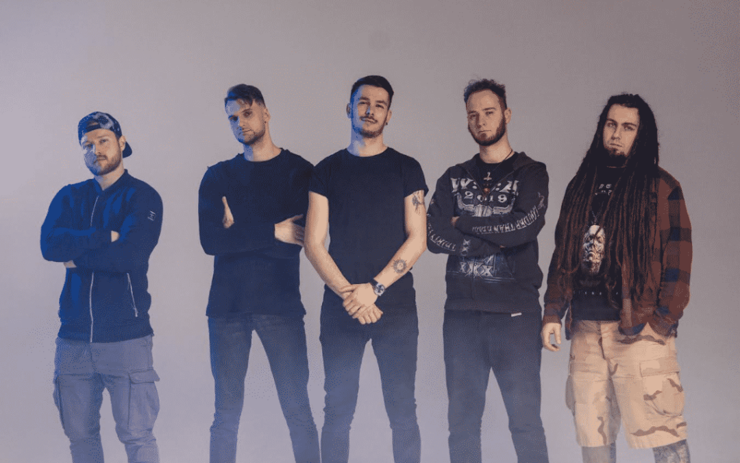 Itt a LOVECROSE új szöveges vidója a ‘Vakon futunk’ című számra