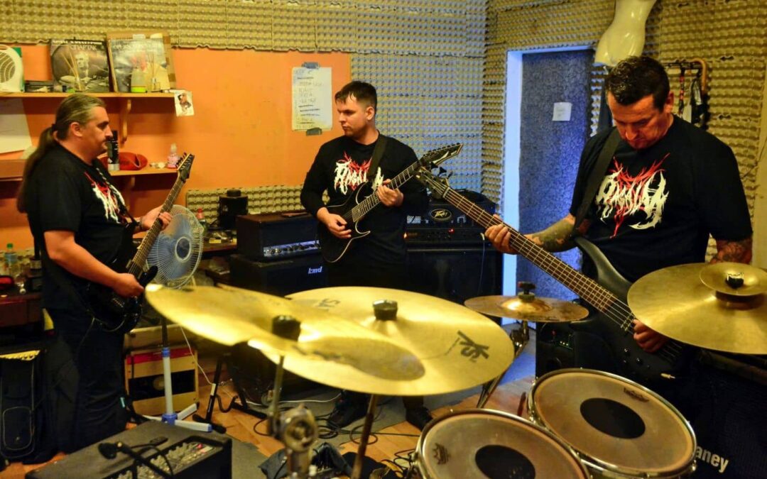 Betekintés a kulisszák mögé – a RAGÁLY zenekar próbáján jártunk