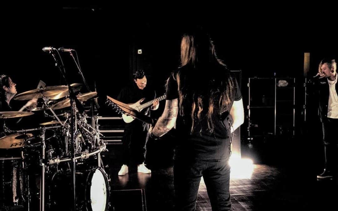 Nézd meg LORNA SHORE-t, ahogy a Pain Remains trilógia dalait adja elő egy stúdiófelvételen