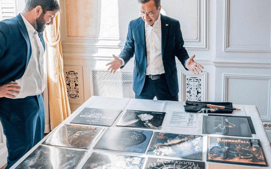 Kész gyűjteményt ajándékozott Chile elnökének Svédország miniszterelnöke svéd metalbandák bakelitjeiből